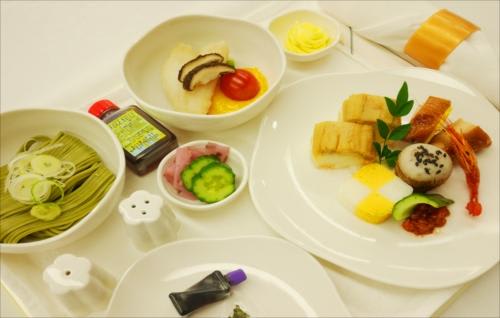 ビジネスクラス／和食・洋食のお好きな方をお選び頂けます（一例）