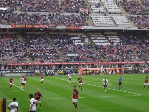 サッカーチケットのお手配も可能♪　サン・シーロでの試合風景（イメージ)　(C)イタリ