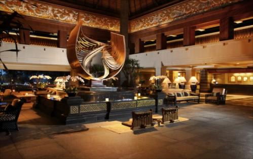 【インターコンチネンタルバリリゾート】高級感のあるロビーがお出迎え（イメージ）