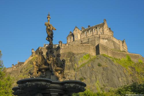 ［要追加代金］スコットランドの古都エジンバラとの周遊プランへのアレンジも可能／エジンバラ城 イメージ (C) VisitBritain/VisitScotland