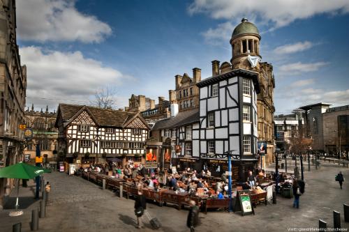 【マンチェスター】シャンブル広場の屋外バー(C)VisitEngland/Marketing Manchester