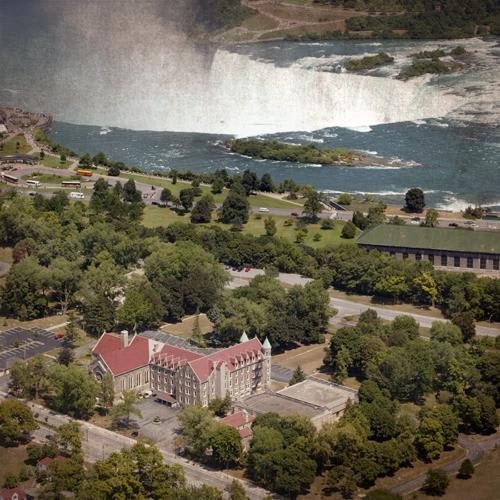 *ナイアガラから歩いて行けるワイナリー(C)Monastery Cellars