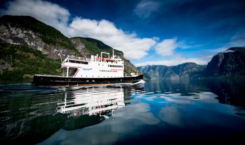 ネーロイフィヨルド　(c)Sverre Hjornevik  www.fjordnorway.com