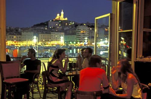 【マルセイユ】バーで過ごすオシャレな夜 (C)Atout France/Matthieu Colin