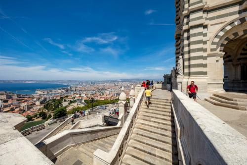 【マルセイユ】ノールダム寺院から街を望む (C)Atout France/Robert Palomba