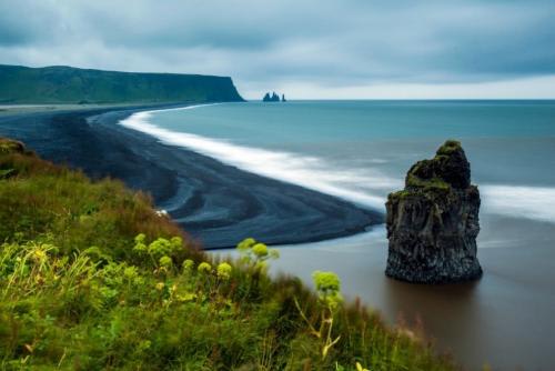 レイニスファラ_溶岩が作り出した黒い砂浜(C)Visit South Iceland