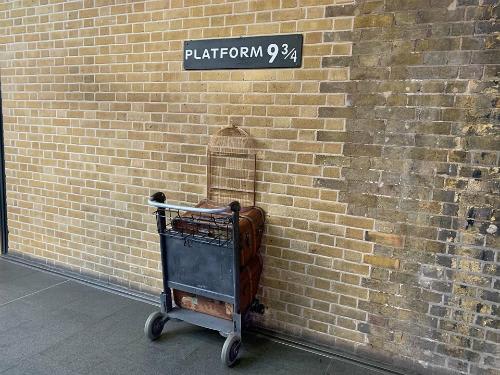 【ロンドン】『ハリーポッター』に登場するキングス・クロス駅の「9と3/4線」／イメージ