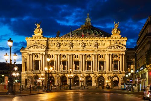 【パリ】荘厳さを増す夜の「オペラ・ガルニエ（オペラ座）」／イメージ