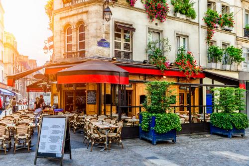 【パリ】街角に溢れるカフェテラス。夏は夜まで賑わいます。／イメージ