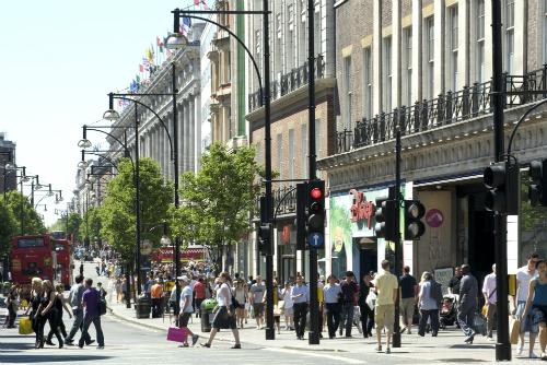 【ロンドン】市内で最も賑わう「オックスフォード通り」(C)VisitBritain/Eric Nathan