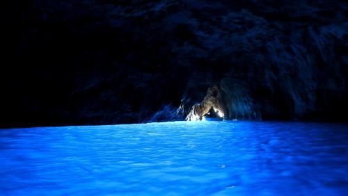 【カプリ島】　青の洞窟（イメージ）