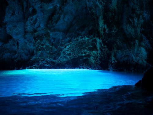 【フヴァル ビシェヴォ島】青の洞窟（イメージ）
