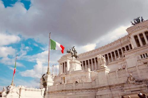 【ローマ】イタリア国旗が威風堂々とはためく「ヴィットーリオ・エマヌエーレ2世記念堂」（イメージ）