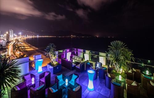 ハイアンビーチホテル＆スパ／夜のプールでお洒落に楽しむ