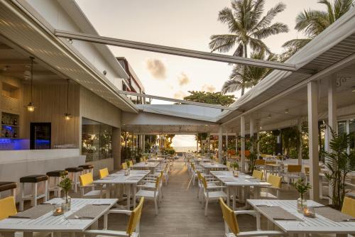 【Double Tree By Hilton Phuket Banthai Resort】サンセットバー(ホテル提供)