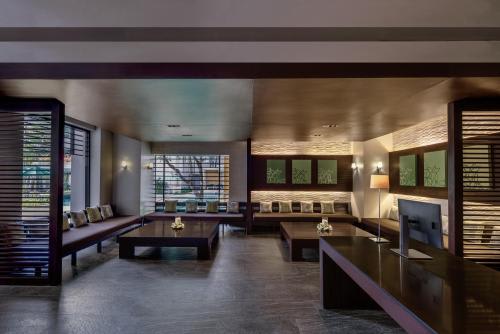【Double Tree By Hilton Phuket Banthai Resort】モダンなテイストのラウンジ(ホテル提供)