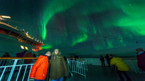 【ノルウェー】デッキからは上空に広がるオーロラ鑑賞(c)Orjan Bertelsen_Hurtigruten