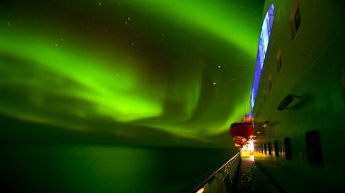 【ノルウェー】オーロラアラームを聞き逃さないよう(c)van Mervillie_Hurtigruten