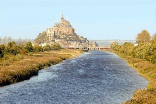 Mercure Mont Saint Michel /モンサンミッシェルをよく見渡す「クエノン河口」ダムの展望スポットが徒歩圏内 (C) Bedsonline