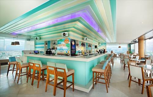 アラカルト／最上階にある景色が一望できるルーフトップバー