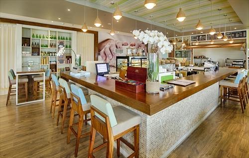 アラカルト／明るい雰囲気のレストラン