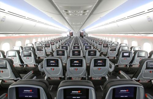 (C)ジェットスター航空（機内イメージ）各座席にモニター完備(一部有料)