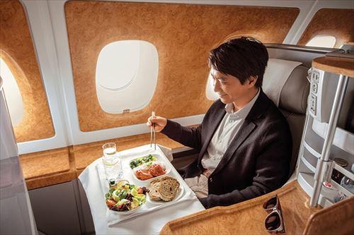 エミレーツ航空A380ビジネスクラス機内食イメージ(C)エミレーツ航空