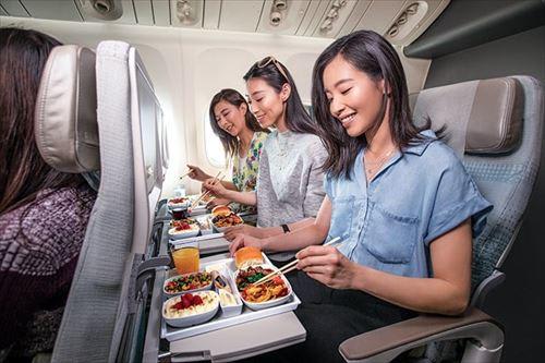 エミレーツ航空B777エコノミークラス機内食イメージ(C)エミレーツ航空