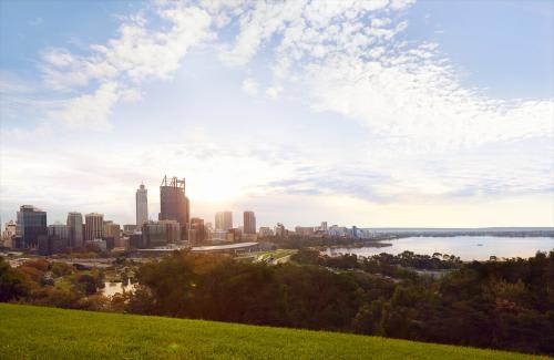 ≪パース≫キングスパークから眺める街並み(C)Tourism Australia
