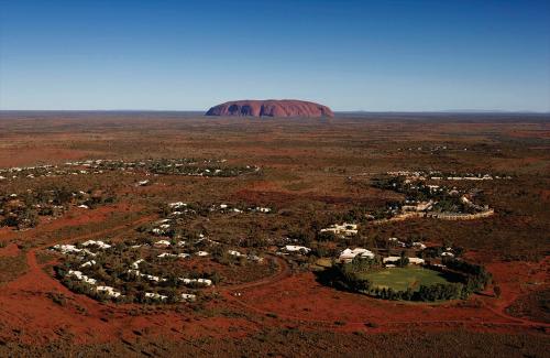 ≪エアーズロック≫ウルルとホテルリゾート（C)Voyages Indigenous Tourism Australia