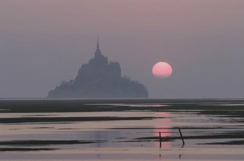 【モンサンミッシェル】夕暮れ時の神秘的な光景 (C) Frank  Godard CRT Normandie