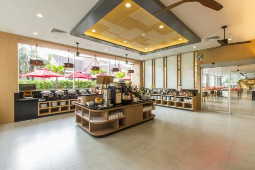 【Ramada by Wyndham Phuket Deevana Patong】ホテルの朝食会場(ホテル提供)