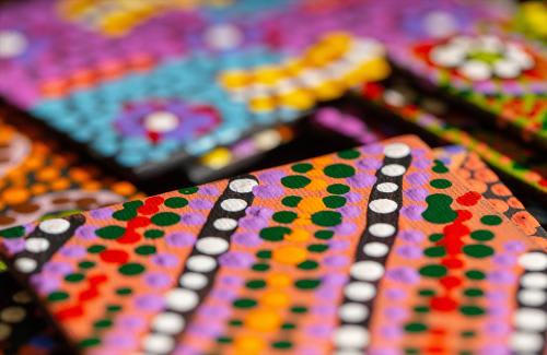 ≪エアーズロック≫アボリジニアートアップ(c)Tourism NT Felix Baker