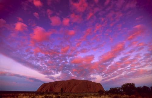 ≪エアーズロック≫ウルルの朝焼け(c)Tourism NT David Kirkland