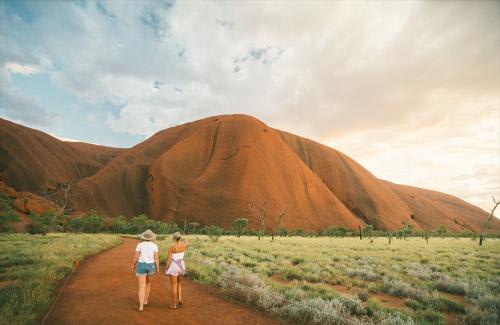 ≪エアーズロック≫ウルルの麓散策(C)Tourism NT Mitchell Cox