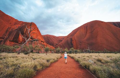 ≪エアーズロック≫ウルルの麓散策2(c)Tourism NT Jackson Groves