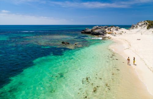 ≪パース≫ロットネスト島の美しいビーチ(c)Tourism Western Australia