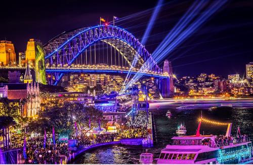 ≪シドニー≫ビビッドシドニー期間は世界中から200万人以上が訪れます！(C)Destination NSW