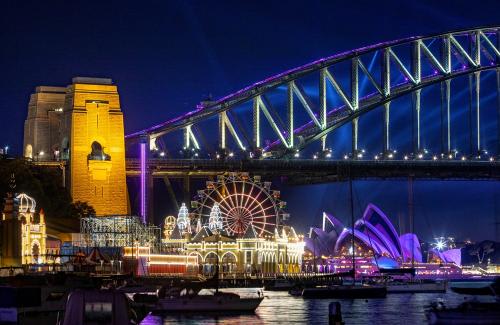 ≪シドニー≫ライトアップされた美しいハーバー沿いの風景(C)Destination NSW