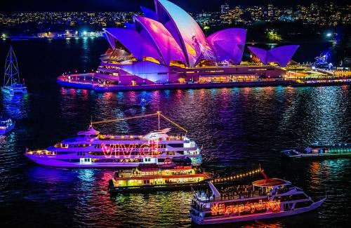 ≪シドニー≫海の上からビビッドシドニーを楽しむことができます！(C)Destination NSW