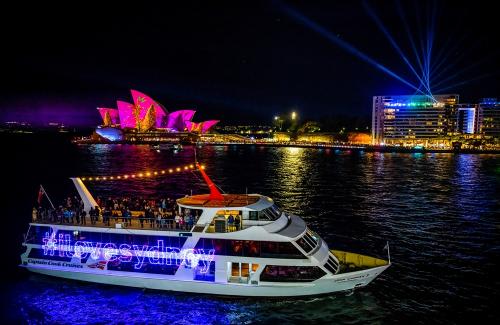 ≪シドニー≫クルーズで楽しむ！ビビッドシドニーの風景（イメージ）(C)Destination NSW