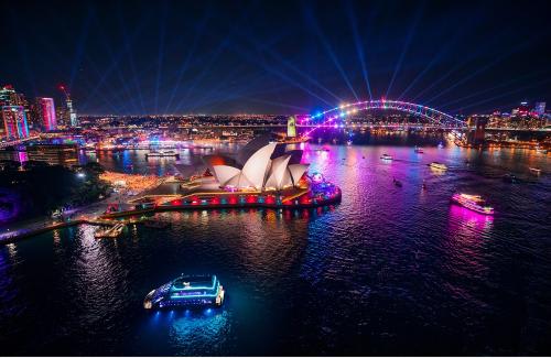≪シドニー≫カラフルに輝くシドニーの街☆(C)Destination NSW