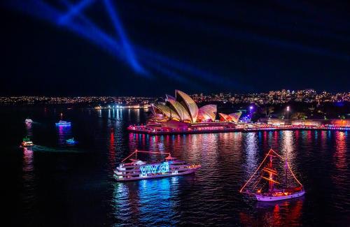 ≪シドニー≫カラフルに瞬くオペラハウスとクルーズ船(C)Destination NSW