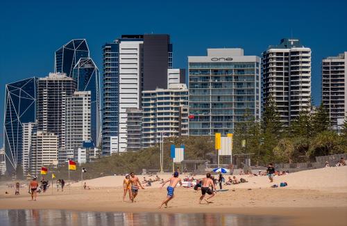 ≪ゴールドコースト≫ビーチに沿ってそびえ立つビルも迫力！海も都市も両方楽しめます♪(C)Tourism and Events Queensland