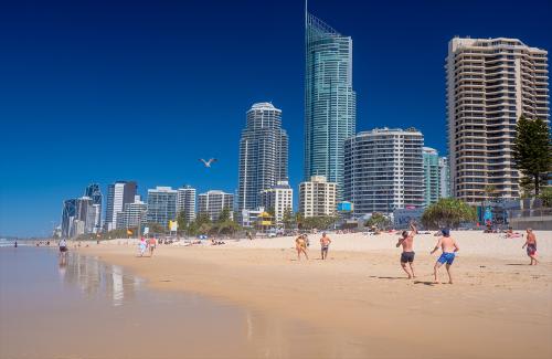 ≪ゴールドコースト≫ホテルからすぐそこ！サーファーズパラダイスでビーチを満喫♪(C)Tourism and Events Queensland