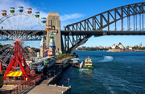 ≪シドニー≫ハーバーブリッジ近くの遊園地・ルナパークへはフェリーで向かいます♪(C)Destination NSW