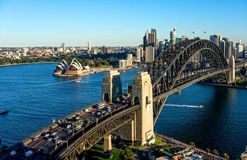 ≪シドニー≫大迫力のハーバーブリッジ！橋からオペラハウスを観るのもおすすめです♪(C)Destination NSW
