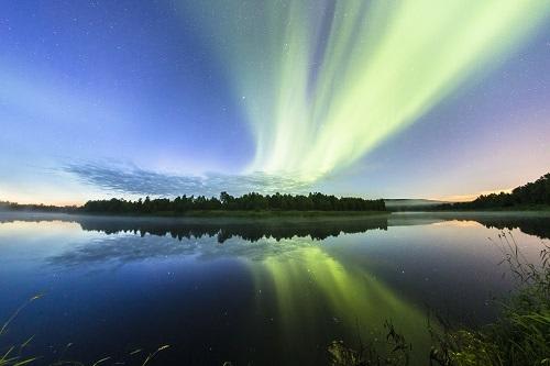【ラップランド】秋なら湖に映るダブルオーロラ観測のチャンス！(C)Visit Rovaniemi