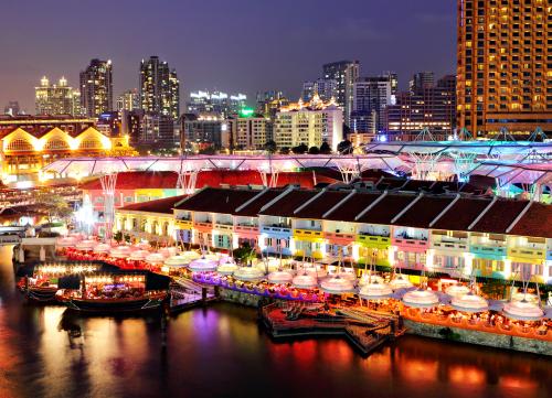 夜のクラークキーは飲食店で賑わいます(イメージ)