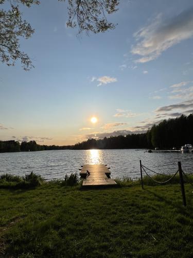 湖と夕陽（社員撮影）